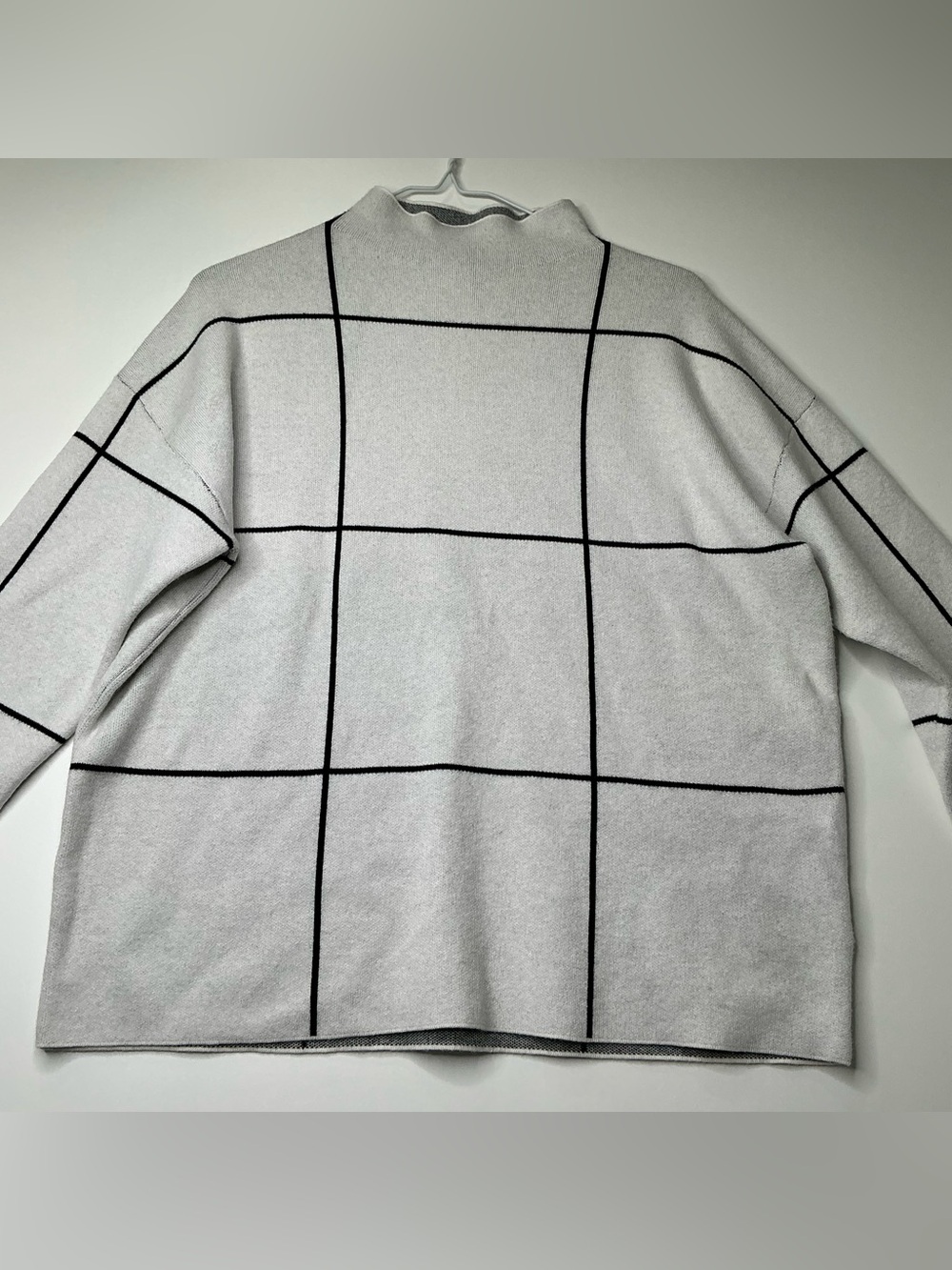 Tahari Women's Mock Neck Sweater White/Light Grey Black Grid Large Pre owned